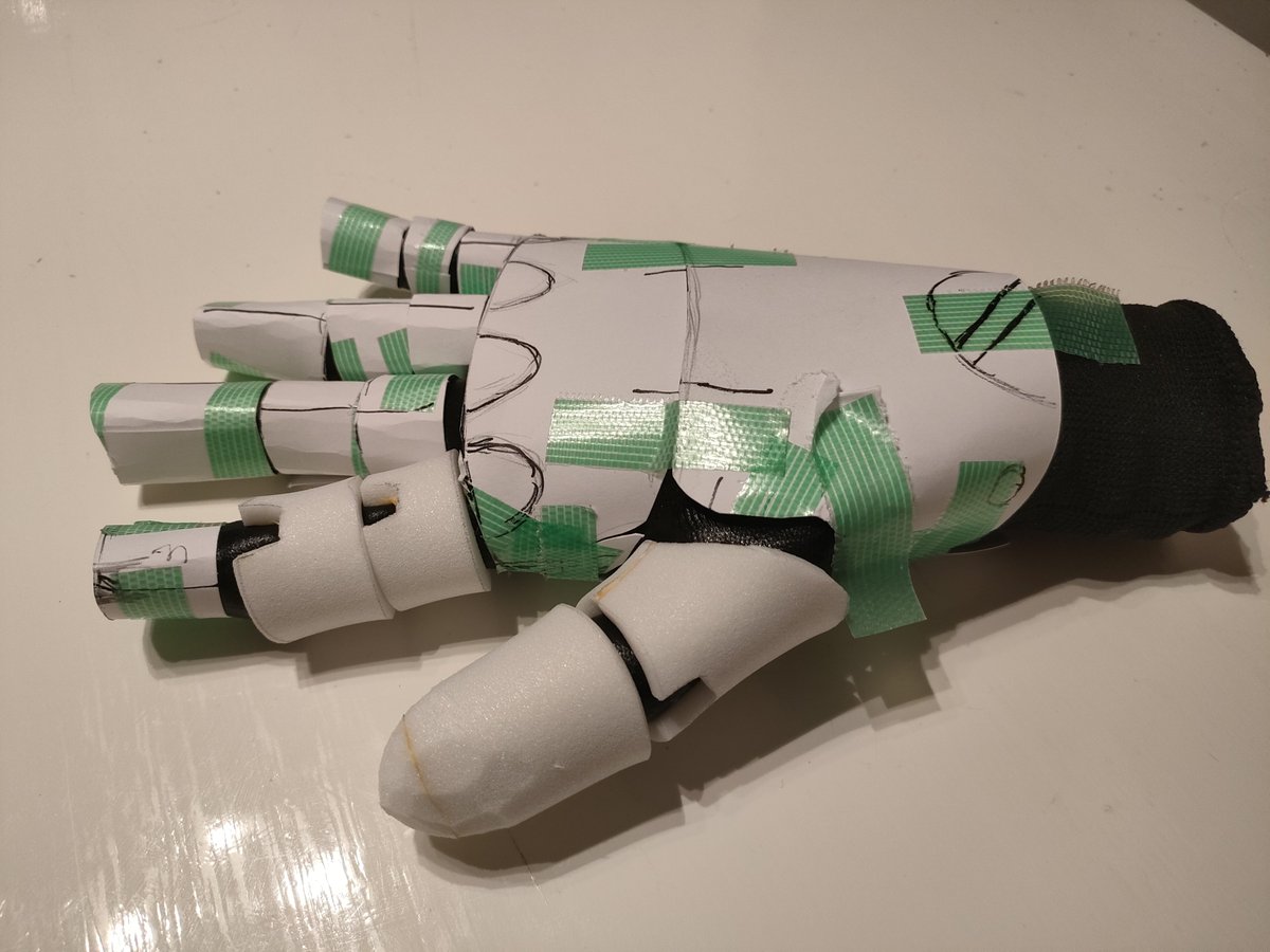 mayataka1214's tweet photo. まだ2本も終わってない
型紙せっかく作ったけど5mmのサンペルカ使ったからそもそも合うわけがないw
仕方なく一関節ずつ現物合わせで切り貼りしてるからそりゃ進まない😭 https://t.co/B2yzG3cIXR