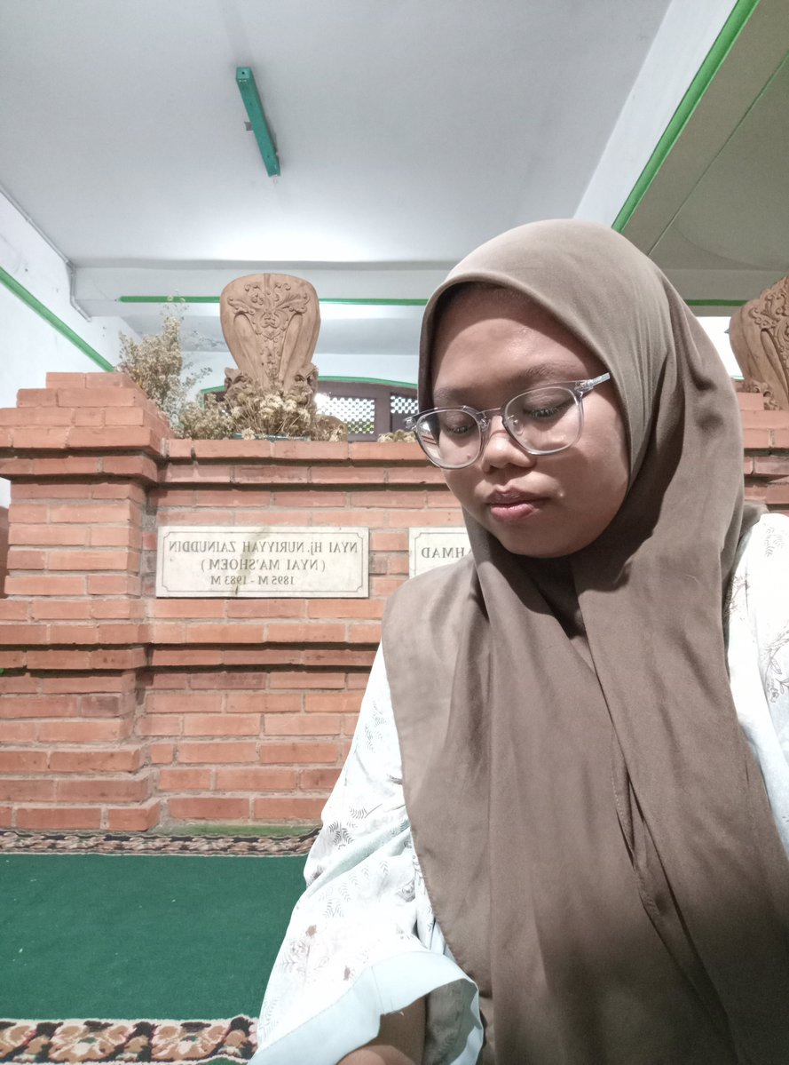 ArzaLely's tweet photo. Jam setengah 5 sore, nyampai Lasem buk
Ini request Lely mulai kemaren, ziaroh gurunya mbah zah
Allahkuuu, semoga hafalan quran ku saget lanyah kados beliau2
Semoga Lely nderes sepisan lanyah selawas lawase
Mugi Nur Lailiyyatul Fajriyyah, ibu Nur Malihah termasuk Ahlul quran https://t.co/nS3MP0eHJS