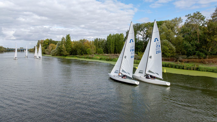 SolingClass's tweet photo. French Open, with an impressive turn out at Cercle de la Voile d' Angers, great report by renowned sailor Rudy den Outer read more at: https://t.co/nJW33DldJV https://t.co/SFnyyXXJ5N