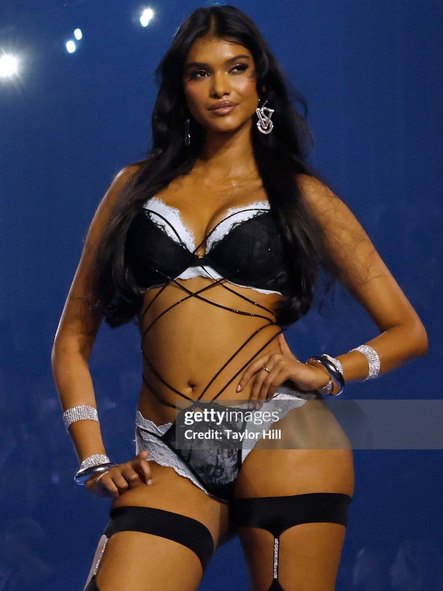 n1ghttf4ll's tweet photo. more of ravleen varghese at the victoria’s secret fashion show https://t.co/qXum8icumw