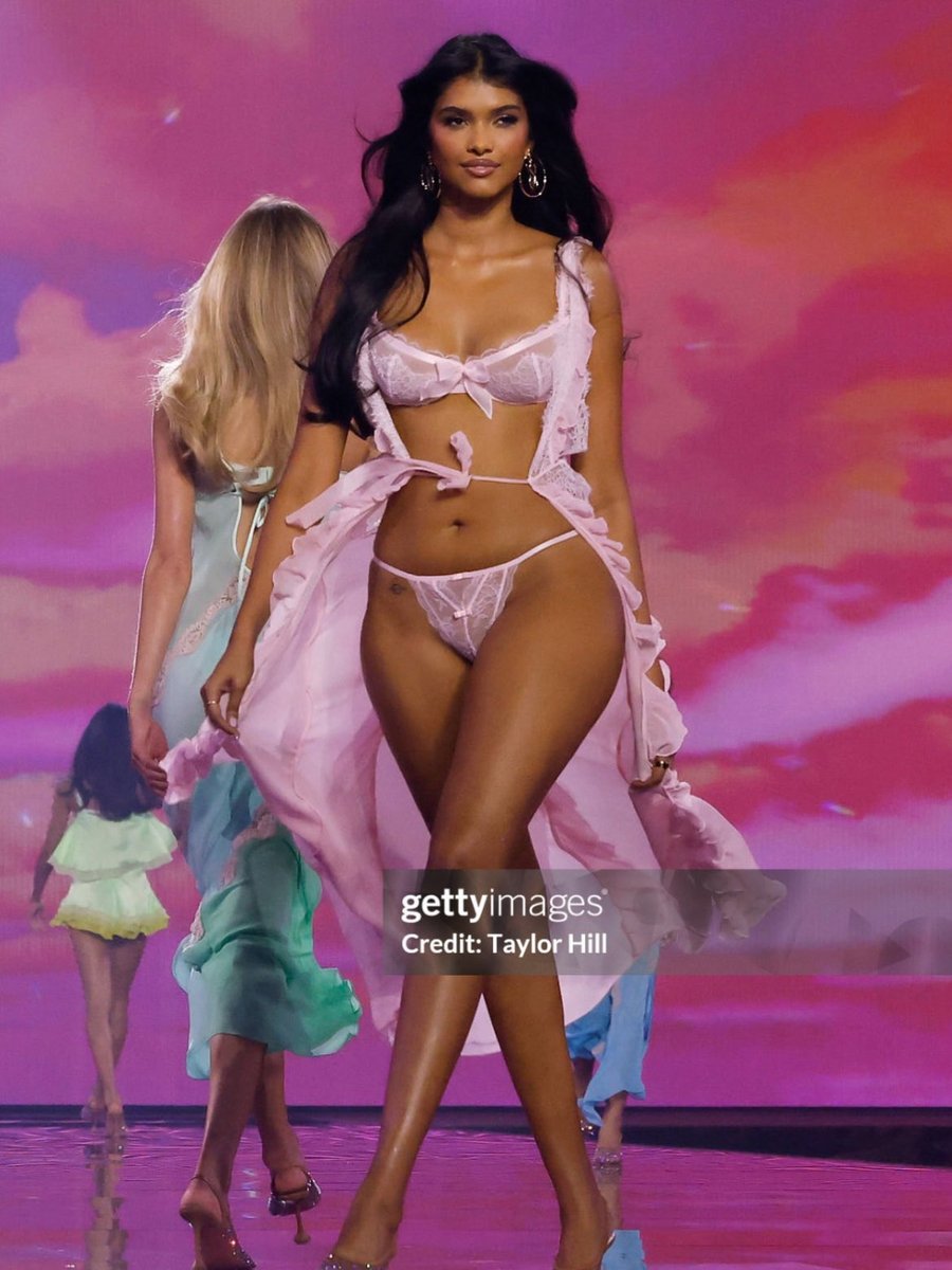 n1ghttf4ll's tweet photo. more of ravleen varghese at the victoria’s secret fashion show https://t.co/qXum8icumw