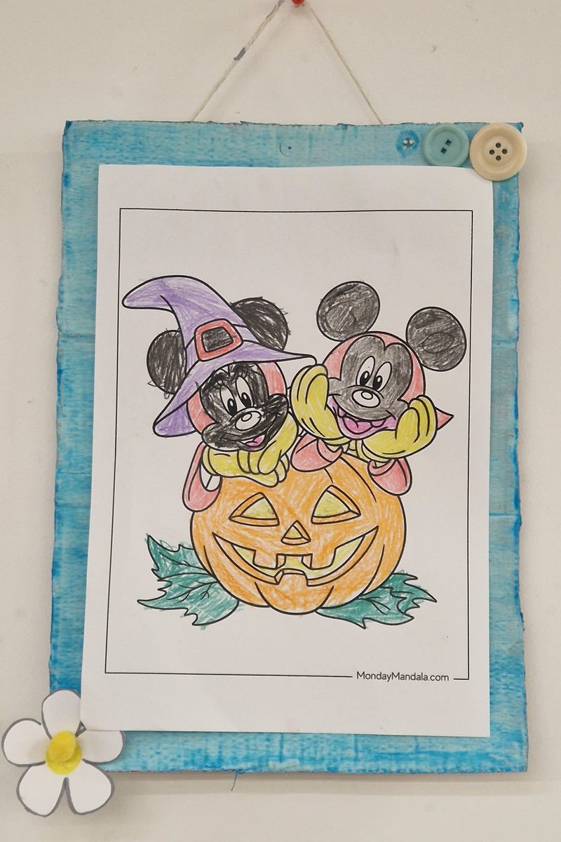LibrariesNL's tweet photo. #NewmainsLib have created this fantastic Library Art Gallery. Pop along to the library and colour something in to get it added to the display. https://t.co/9OM80z4GOg