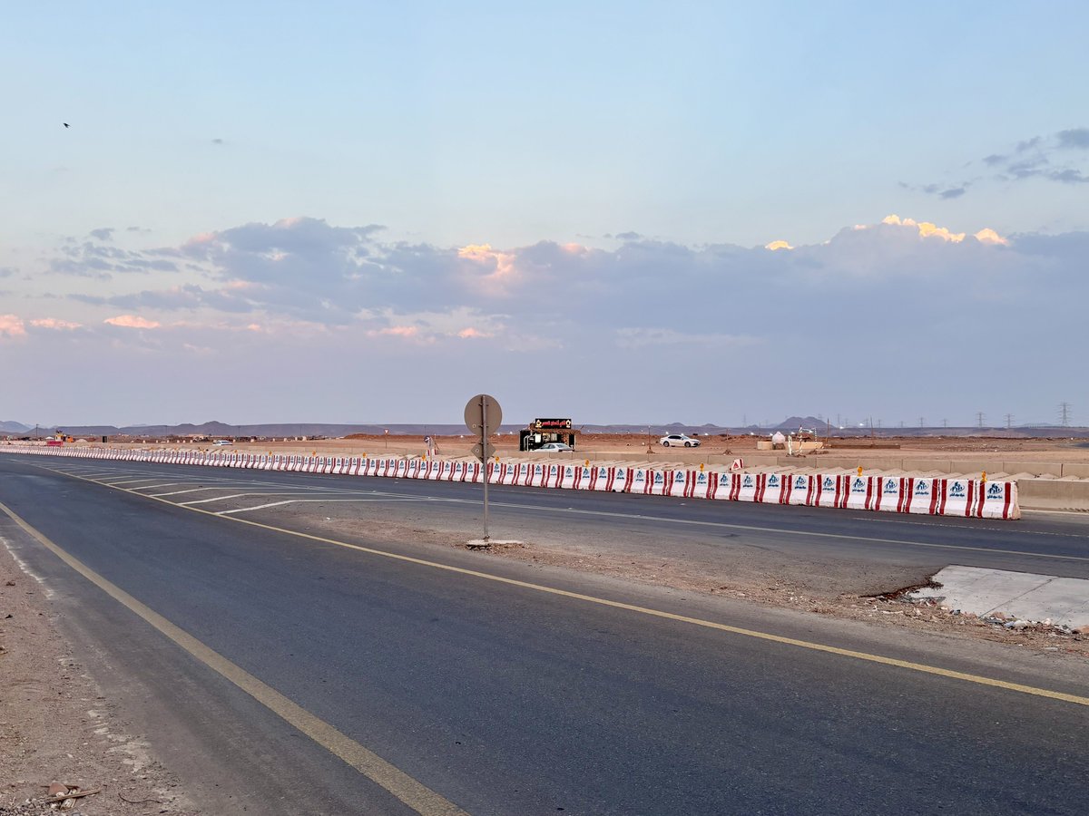 MED_Projects's tweet photo. أعمال تطوير وإنشاء مداخل ودورانات التفاف في حي الياسمين بالمدينة المنورة، ضمن مشاريع أمانة المدينة الهادفة إلى تحسين سهولة الحركة وتسهيل التنقل لسكان الأحياء

ويجري حاليًا تنفيذ دوراني التفاف و4 مداخل ومخارج؛ لتعزيز ارتباط الحي بالطرق والمحاور المحيطة https://t.co/9IOIBeuJYo