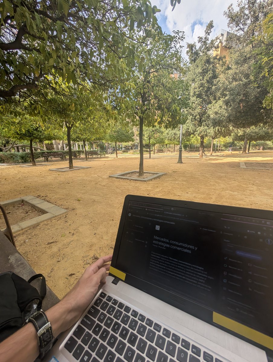 tacticalfag's tweet photo. Macbook en central park https://t.co/VdbFK714WF