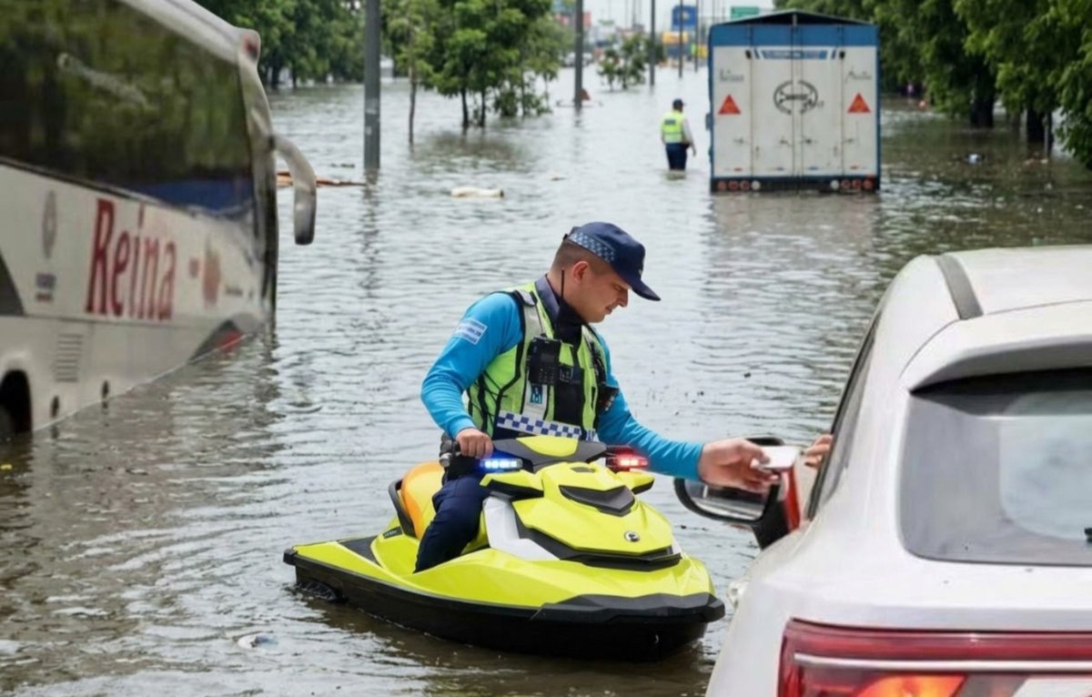 EmergenciasEc's tweet photo. Atentos!
A pesar de las inundaciones continuan los operativos de tránsito. https://t.co/WV0xKdqY9J