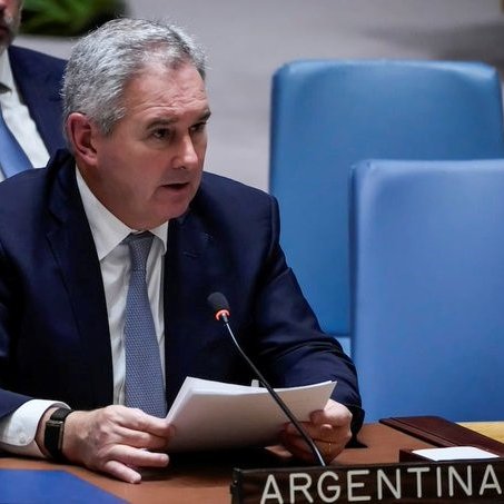 clarincom's tweet photo. EE.UU. PROPUSO DISOLVER EL COMITÉ ESPECIAL DE NACIONES UNIDAS DONDE ARGENTINA SOSTIENE EL RECLAMO POR MALVINAS

Estados Unidos propuso disolver el Comité Especial de Descolonización de la ONU, donde Argentina sostiene su reclamo de soberanía sobre las Islas Malvinas. La representación estadounidense afirmó que el organismo “ha perdido su propósito original” y cuestionó que continúe revisando los mismos textos cada año, pese a los avances de la descolonización. También criticó los costos de funcionamiento del comité y los viajes anuales de sus integrantes al Caribe y al Pacífico Sur.

El comité adopta cada año por consenso una resolución que insta a Argentina y al Reino Unido a reanudar las negociaciones bilaterales sobre la soberanía de las islas. En junio, el canciller Pablo Quirno denunció la “militarización” y la “explotación unilateral de los recursos naturales” por parte del Reino Unido. Argentina también solicitó medidas ante el Tribunal del Mar para intentar detener el avance del proyecto petrolero Sea Lion, cuyas actividades recibieron el respaldo británico, en tanto que la eventual disolución del comité requeriría una decisión de la Asamblea General de la ONU.

(+) en Clarín: https://t.co/JpGruEEYzY
Foto: El canciller Pablo Quirno durante una exposición en la ONU.