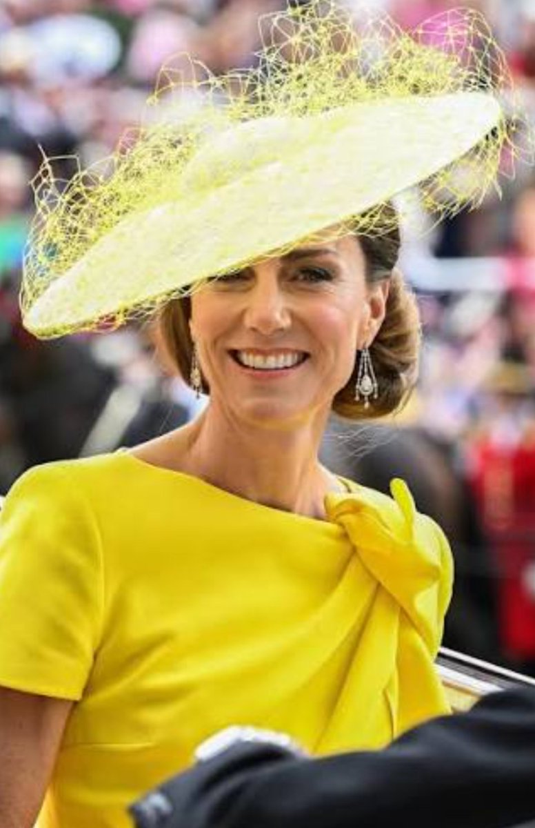EnglishRose543's tweet photo. @RechargAmerica A,B & C. Catherine has a heart full of kindness, grace & sincerity.
#PrincessOfWales
#PrincessKate
#MyQueen https://t.co/X43cJdfWhI