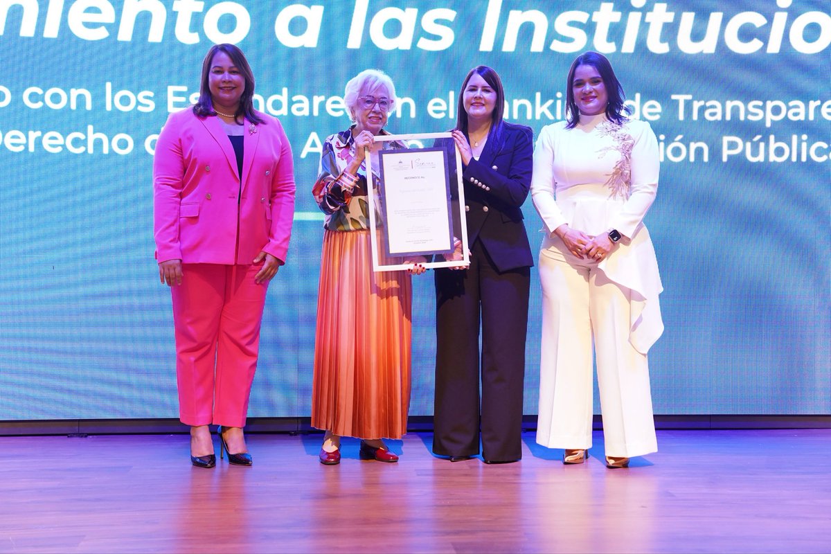 DefensorRD's tweet photo. ¡Nuestro compromiso con la transparencia es reconocido! 🙌🏽🇩🇴

Desde el Defensor del Pueblo recibimos un reconocimiento de la Dirección General de Ética e Integridad Gubernamental (DIGEIG), tras alcanzar 99 puntos en el Ranking de Transparencia, correspondiente al período junio 2025 - mayo 2026.

La distinción fue entregada por Milagros Ortiz Bosch, directora de la DIGEIG, a Mónica del Villar, encargada de Libre Acceso a la Información Pública de nuestra institución.

Este reconocimiento refleja los esfuerzos que impulsamos para fortalecer la transparencia, la rendición de cuentas y el acceso a la información pública, mediante iniciativas orientadas a garantizar una gestión institucional íntegra, abierta y cercana a la ciudadanía.

¡Seguimos trabajando para consolidar una institución referente en transparencia y buena administración!💙

#DefensorDelPueblo #Transparencia #AccesoALaInformación #DIGEIG #DerechoASaber