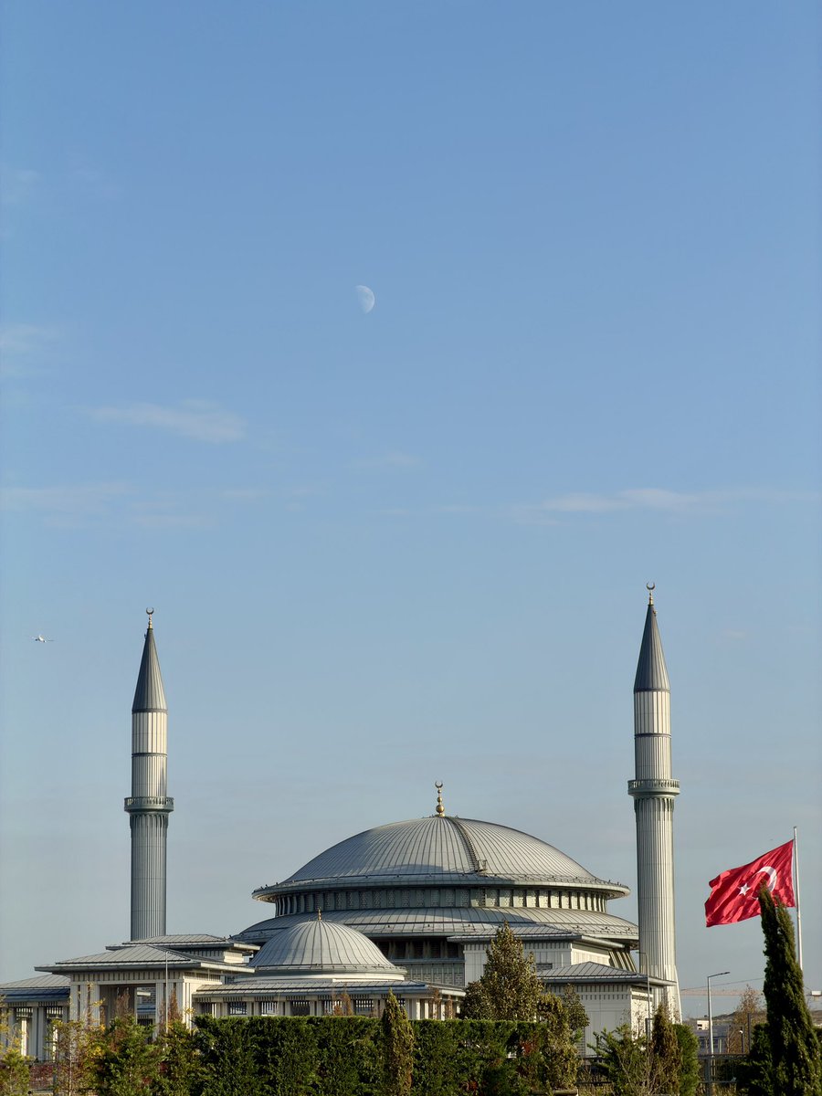 ALJVD1's tweet photo. Istanbul’s airport masjid is rather wow https://t.co/mVEcMnJnjq