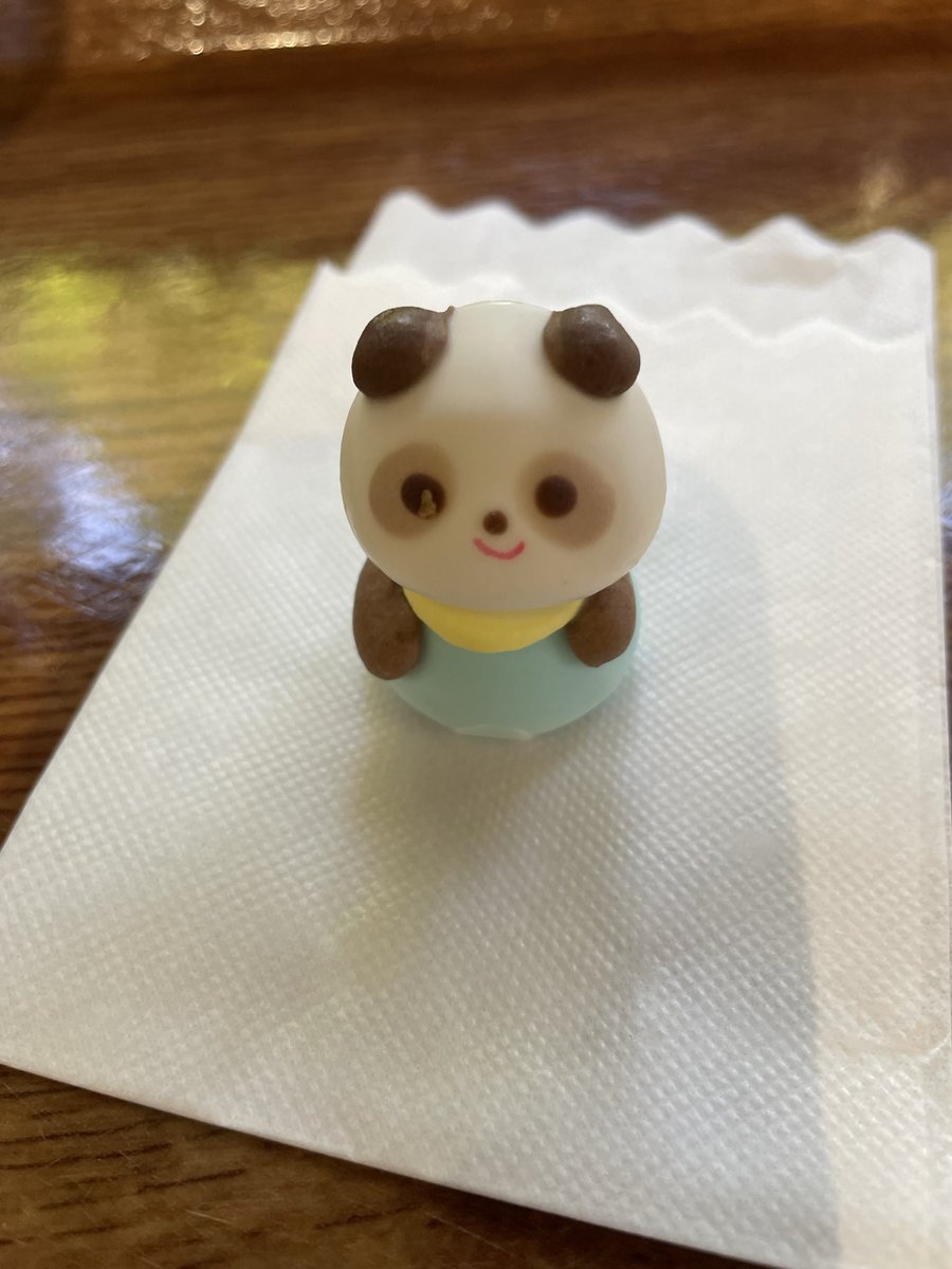 ELCAYOkayo's tweet photo. パンダちゃん眺めながら
食べ応えたっぷりの
美味しいsweet thme🍦
#GIANTPANDADAY 
#恩寵上野動物園 https://t.co/hmfWFcmFqv