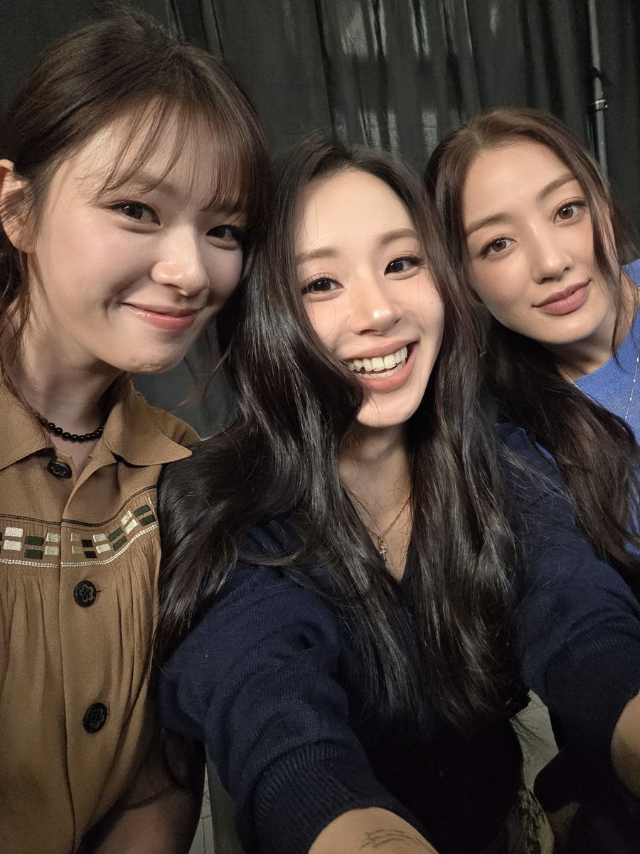 juiceyeon's tweet photo. HUNTRIX SELCA MY BABIES https://t.co/QlydeUpX15