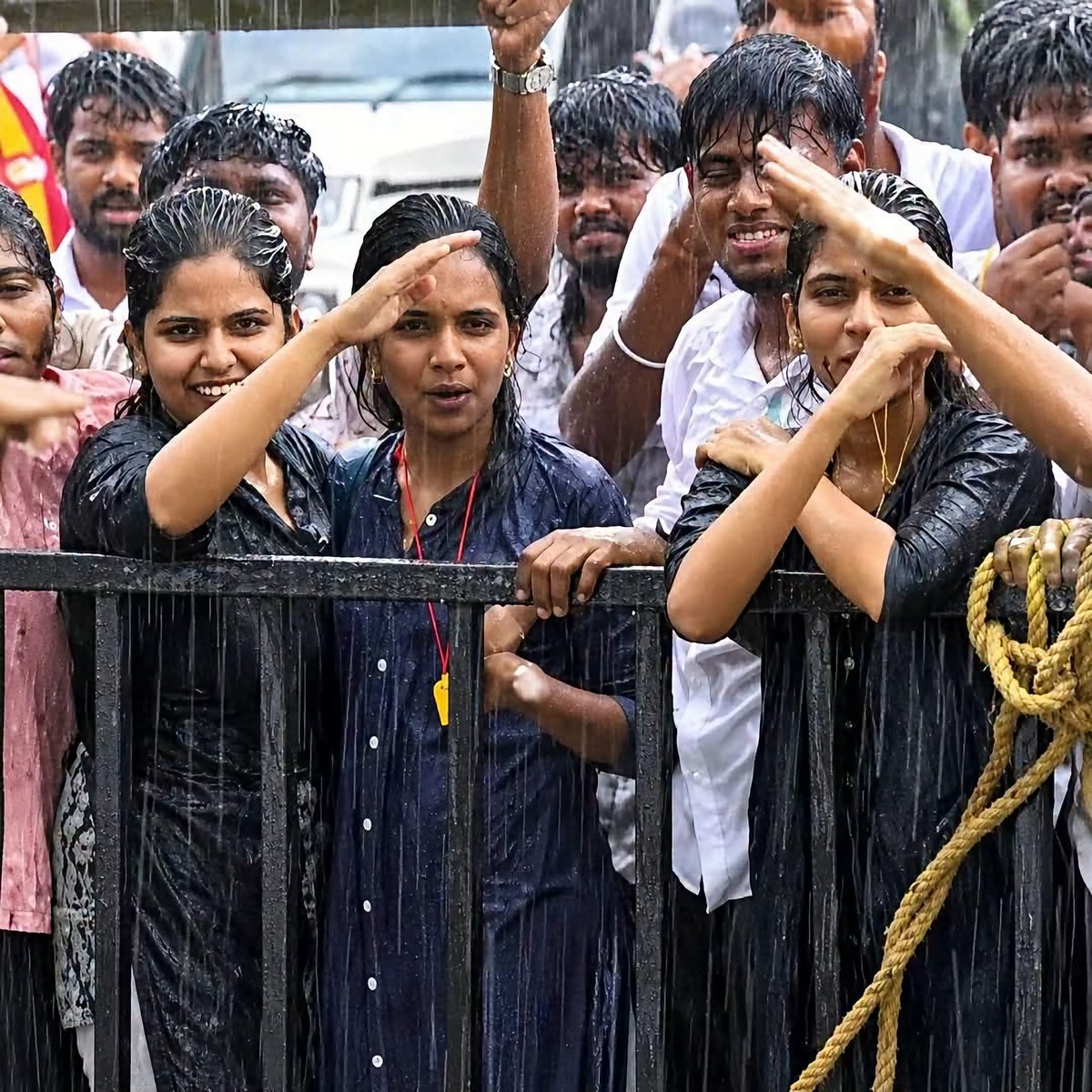 OfficeOfKSKY's tweet photo. இவர்கள் ரசிகர்கள் அல்லர்.. ரிச்சி கேர்ள்ஸ், ரிச்சி பாய்ஸ்!
நீண்ட அனுபவமிக்க பத்திர்கையாளர்/ ஒளிப்படக் கலைஞர் ஒருவரின் தெளிவான பார்வை:
..............................

கொட்டும் மழையில் நனைந்தபடி விஜய்க்காகப் பாட்டுப் பாடும் பெண்களின் வீடியோவை வைத்து, "தமிழ்நாடு கெட்டுப் போச்சு, இளைஞர்கள் பாழாயிட்டாங்க" என்று பலரும் புலம்புகிறார்கள்.

உண்மை அதுவல்ல..

இது அப்பாவி இளைஞர்களின் தன்னெழுச்சியான அன்போ அல்லது தீவிர ரசிகர் கூட்டமோ கிடையாது.

'சதுரங்க வேட்டை' பாணியில் மக்களின் உளவியலை வைத்து ஆடப்படும் ஒரு மாபெரும் நவீன பிம்ப அரசியல் மோசடி!

சினிமாவில் ஒரு சீனில் கூட்டம் தேவைப்பட்டால் ஜூனியர் ஆர்ட்டிஸ்ட்டுகளை (துணை நடிகர்களை) கூலிக்கு வைத்து 'செட்டிங்' செய்வார்கள்.

அதே சினிமா ஃபார்முலாவைத்தான் இப்போது நிஜ அரசியலிலும் அப்பட்டமாகக் களமிறக்கியுள்ளனர்.

விஜய் ஒரு சினிமா பிரபலம் என்பதால், சில சினிமா இயக்குநர்கள், பி.ஆர். ஏஜென்சிகள் மற்றும் ஈவென்ட் மேனேஜ்மென்ட் குழுக்கள் இதில் தீவிரமாக இயங்குகின்றன.

முறையான கேமரா ஆங்கிள், சினிமா லைட்டிங், கூலிக்கு ஆட்கள், முன்கூட்டியே ஒத்திகை பார்க்கப்பட்ட நடிப்பு... எல்லாம் திட்டமிட்ட திரைக்கதை!

கொட்டும் மழையில் நின்று உருகி உருகிப் பாடுவது வரை எல்லாமே கூலிக்கு விற்கப்பட்ட நடிப்பு மட்டுமே.

கொஞ்சம் நெஞ்சில் கைவைத்து யோசித்துப் பாருங்கள்... எந்தவொரு சுயமரியாதையுள்ள தாய், தகப்பனாவது தன் மகளை இப்படி நடுரோட்டில் மழையில் நனையவிட்டு வேடிக்கை பார்ப்பார்களா?

இப்படி போலியாக 'செட்டப்' செய்து எடுக்கப்படும் காட்சிகளை, தொழில்நுட்ப வசதியைப் பயன்படுத்தி ரீல்ஸ்களாகவும் ஷார்ட்ஸ்களாகவும் சமூக வலைதளங்களில் கொட்டுகிறார்கள்.

இதை உண்மை என்று நம்பும் நம் வீட்டு அப்பாவிப் பெண்களும், பள்ளி-கல்லூரிச் சிறுவர்களும் எளிதாக உளவியல் வலையில் சிக்குகிறார்கள்.

"நாமும் இப்படிச் செய்தால் ரீல்ஸில் வைரலாகலாம், இப்படித்தான் தலைவரைக் கொண்டாட வேண்டும்" என்கிற மாயையில் அவர்கள் உந்தப்படுகிறார்கள்.

இது ஒரு ஆபத்தான நச்சுச் சுழற்சி (Toxic Cycle); நிஜமான இளைய தலைமுறையையும் அதே தவறான பாதைக்கு இழுத்துச் செல்கிறது.

அரசியல் என்பது பொதுநலக் கொள்கை, தியாகம் மற்றும் மக்கள் சேவை சார்ந்தது.

ஆனால், வெறும் சினிமா கவர்ச்சியையும் துணை நடிகைகளையும் வைத்து தமிழ்நாட்டு மக்களை ஏமாற்றிவிடலாம் என நினைக்கிறார்கள்.

நம் பிள்ளைகளின் வெள்ளந்தியான உணர்ச்சியையும், எதிர்காலத்தையும் வைத்து அரசியல் பிழைப்பு நடத்தும் இந்த 'ஸ்கேம்' உடனே அம்பலப்படுத்தப்பட வேண்டும்!

பெற்றோர்களே, இளைஞர்களே, விழித்துக் கொள்ளுங்கள்! உங்கள் கைபேசித் திரைகளில் மின்னுவதெல்லாம் உண்மை அன்பல்ல; காசுக்கு விற்கப்பட்ட காட்சிப் பிழை!

கண் முன்னே காட்டப்படும் போலி ரீல்ஸ்களைப் புறக்கணியுங்கள்; பிம்ப அரசியலின் பின்னால் இருக்கும் ஆபத்தான நிஜத்தைப் புரிந்து கொள்ளுங்கள்!

- சோமு