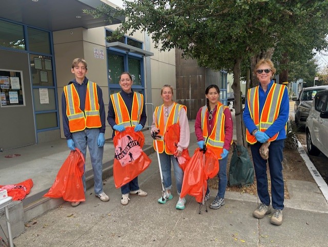 RefuseRefuseSF's tweet photo. Another beautiful weekend in San Francisco and another 450 beautiful volunteers cleared away 475+ bags of trash from our streets, parks, &amp; beaches.

It's wonderful to see the community come together and get results. Our city is cleaner, but we can do even better, so join in! https://t.co/cp1J9jNjKK
