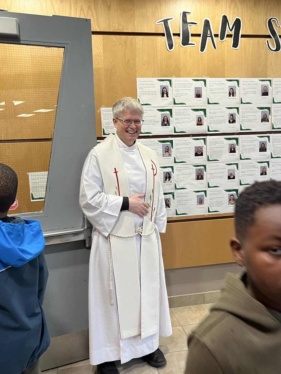 StStephenOCSB's tweet photo. 🙏🍂 We are grateful to Fr. Geoff for celebrating our Thanksgiving liturgy with us! Together, we gathered in faith and gratitude, giving thanks for our many blessings and our wonderful St. Stephen school community. ❤️ #OCSB #GratefulHearts https://t.co/Uf4oHaCNMU