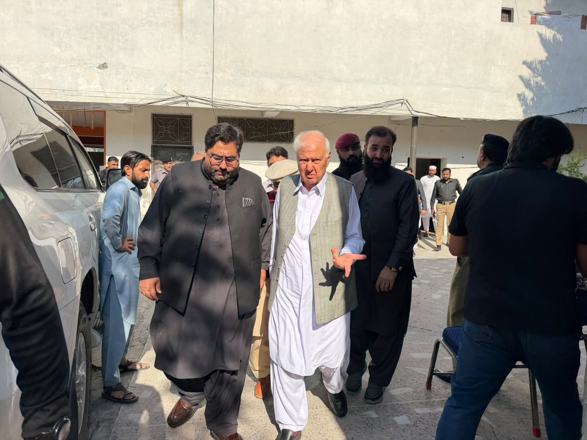 AftabSherpao's tweet photo. وطن کور ہری پور کا دورہ
پارٹی عہدیداران سے ملاقات، ظہرانہ میں شرکت کی 
اس موقع پر مرکزی جنرل سیکرٹری احمد نواز خان جدون اور پولیٹیکل سیکرٹری برائے چئیرمین حنیف شاہ بھی ہمراہ تھے #QWP #AftabSherpao https://t.co/irnzOYBw9R
