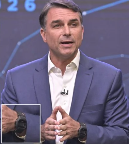 republiqueBRA's tweet photo. ⌚ ✨ No debate da Band, Lula usa um relógio Omega Constellation avaliado em R$ 42 mil (7,4 mil euros), enquanto Flávio Bolsonaro aparece com um Casio G-Shock vendido por R$ 449. https://t.co/MviiePrK7r