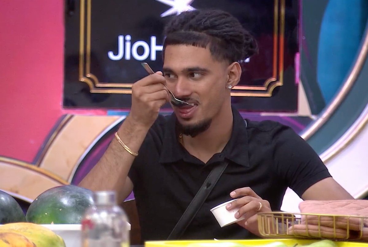 digital_media12's tweet photo. Loved how Yung took a stand for himself here! 👏❤ It’s clearly visible that Scout’s priorities are shifting, and it’s only natural that Yung wouldn’t like it. 👀

#BiggBoss20 #YungDSA #BB20 https://t.co/gpDfthJ3ND