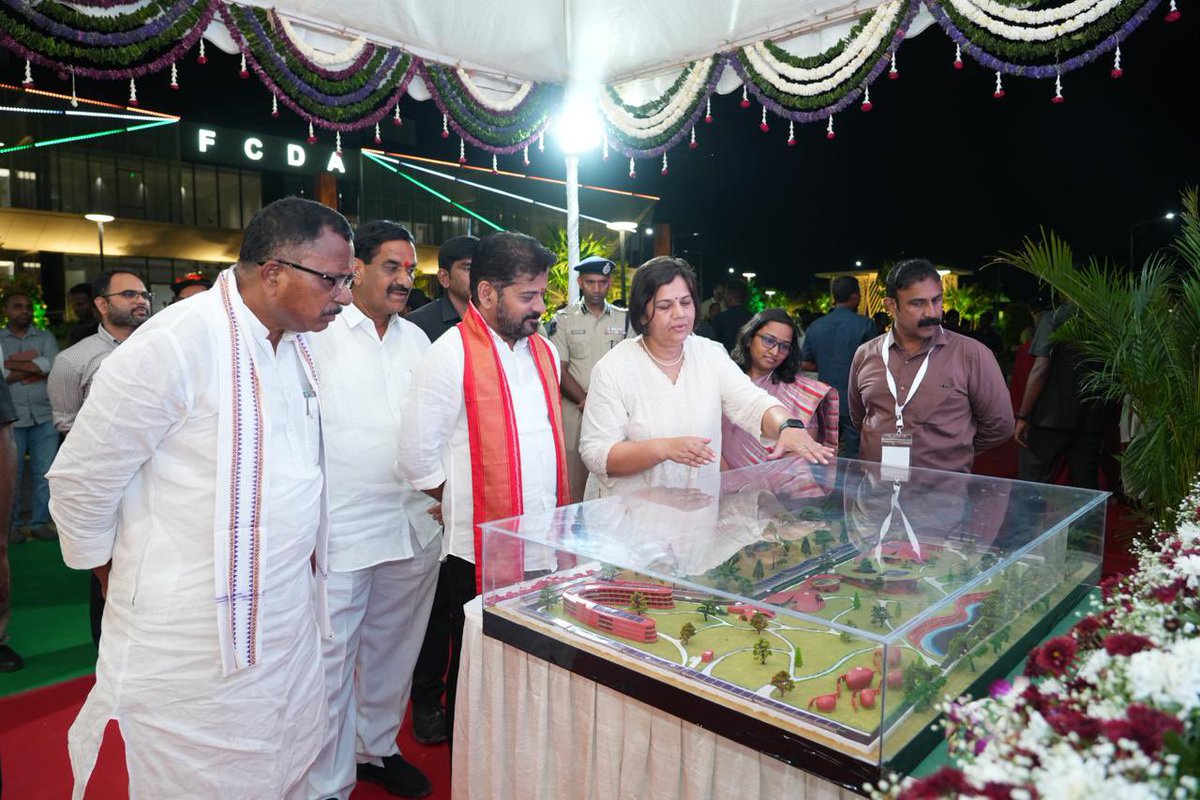 revanth_anumula's tweet photo. భవిష్యత్ అవసరాలకు అనుగుణంగా పట్టణాభివృద్ధికి నూతన దిశానిర్దేశం చేస్తూ, భారత్ ఫ్యూచర్ సిటీలో నేషనల్ ఇన్‌స్టిట్యూట్ ఆఫ్ అర్బన్ మేనేజ్‌మెంట్ (NIUM) క్యాంపస్ నిర్మాణానికి శంకుస్థాపన చేశాను.

ప్రజల జీవన ప్రమాణాలను మెరుగుపరుస్తూ, భవిష్యత్ తరాల అవసరాలను దృష్టిలో ఉంచుకుని ప్రపంచ స్థాయి నగరాన్ని నిర్మించాలన్నదే మా ప్రభుత్వ సంకల్పం.

#NIUM #BharatFutureCity #TelanganaRising
