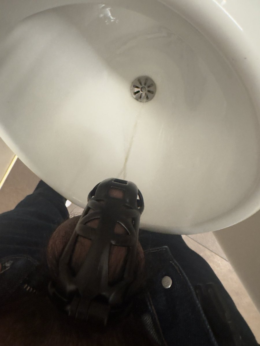 trescomas123's tweet photo. #locktober piss with @KINK3Ddesigns. Hopefully the guy next to me took a peek. #kink3d #gaychastity #cockcage #caged #chastity https://t.co/oBYTKTMsG3