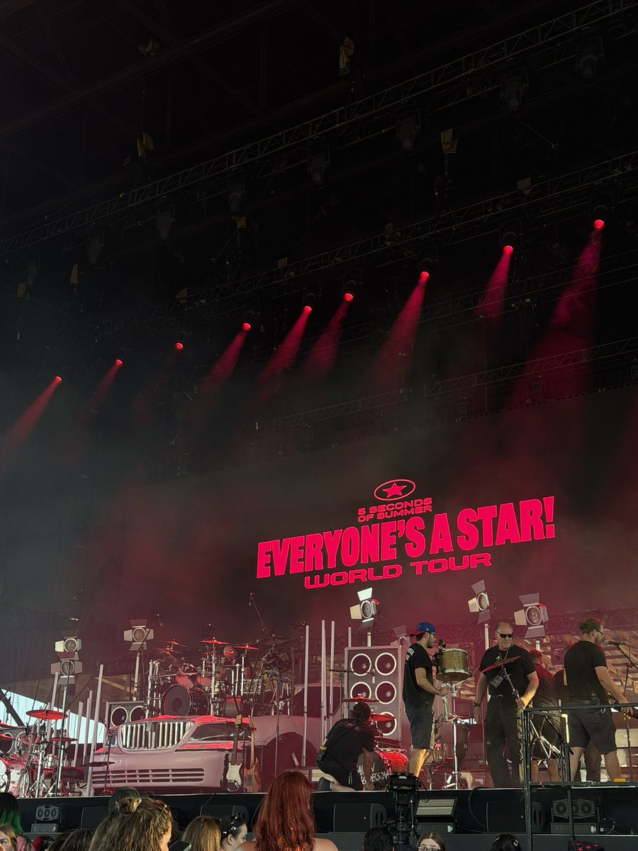 noctrlcal's tweet photo. to be blinded by pink lights again https://t.co/riUzVOGumf