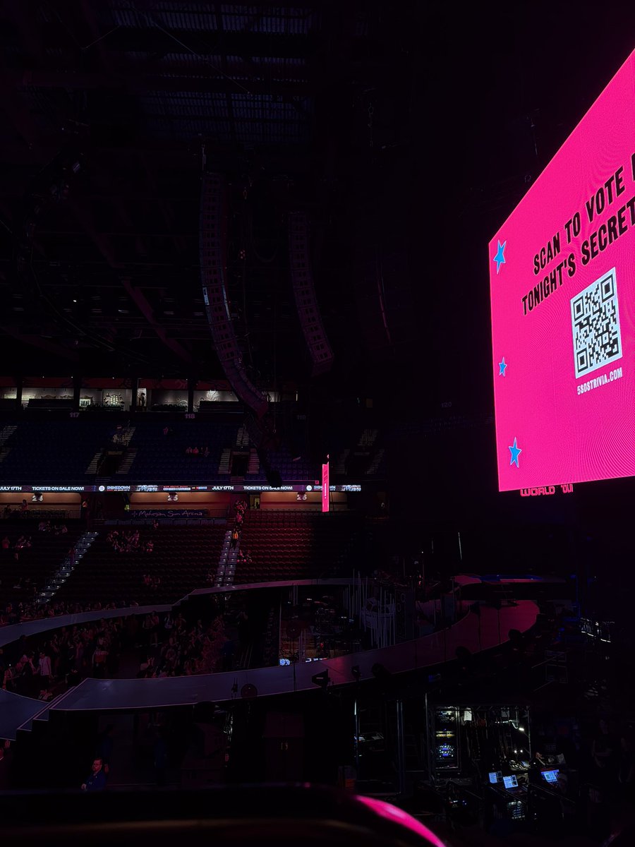 noctrlcal's tweet photo. to be blinded by pink lights again https://t.co/riUzVOGumf