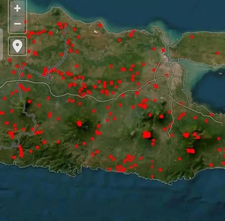 Planet_Naa's tweet photo. 🚨TETAPKAN KARHUTLA SELURUH INDONESIA SEBAGAI BENCANA NASIONAL 🚨

Infonya 8 gunung terbakar di pulau Jawa :
- Bromo, 
- Arjuno, 
- Buthak
- Kawi, 
- Wilis, 
- Lawu, 
- Guntur
- Sumbing

Dan dari 6 gunung diatas, semuanya ada di Jatim.
Sangat sistematis sekali bukan? https://t.co/7Nmv8YPeNi