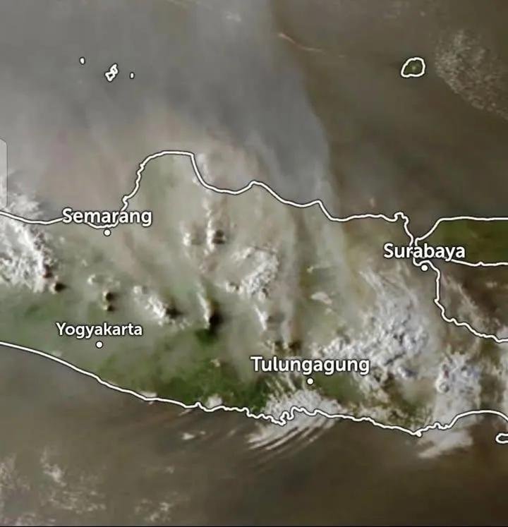 Planet_Naa's tweet photo. 🚨TETAPKAN KARHUTLA SELURUH INDONESIA SEBAGAI BENCANA NASIONAL 🚨

Infonya 8 gunung terbakar di pulau Jawa :
- Bromo, 
- Arjuno, 
- Buthak
- Kawi, 
- Wilis, 
- Lawu, 
- Guntur
- Sumbing

Dan dari 6 gunung diatas, semuanya ada di Jatim.
Sangat sistematis sekali bukan? https://t.co/7Nmv8YPeNi