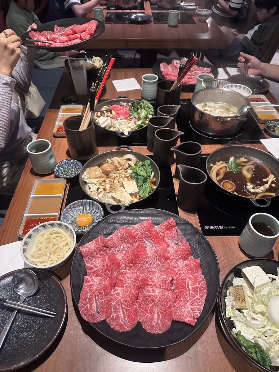 Hayunzn's tweet photo. 오늘 친구랑 신광미츠코시에서 스키야키 먹었어. https://t.co/pg82rJlTdj