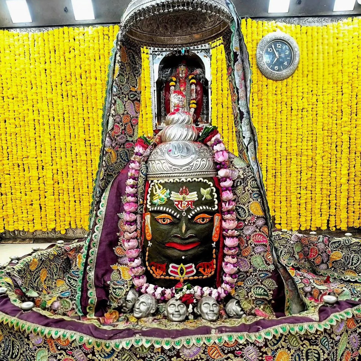 12Jyotirling's tweet photo. श्री महाकालेश्वर संध्या आरती दर्शन | 19.10.2026

Shri Mahakaleshwar Sandhya Aarti Darshan | 19.10.2026 https://t.co/9Y0LQpQ1pk