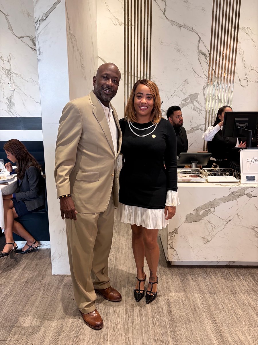RepLSimmons's tweet photo. 🙏🏾 Honored to attend the Power of Prayer Brunch with Dr. Freddie Haynes III and faith leaders from across Houston.

Grateful for a morning of fellowship, reflection, and prayer for our community. 💙

#PowerOfPrayer #Houston https://t.co/Ho6ZHbmdLc