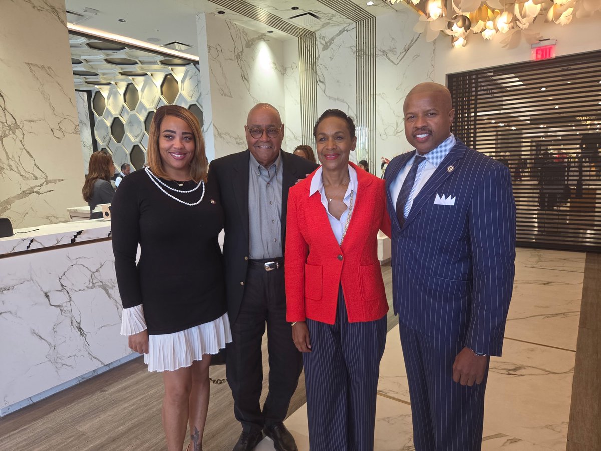RepLSimmons's tweet photo. 🙏🏾 Honored to attend the Power of Prayer Brunch with Dr. Freddie Haynes III and faith leaders from across Houston.

Grateful for a morning of fellowship, reflection, and prayer for our community. 💙

#PowerOfPrayer #Houston https://t.co/Ho6ZHbmdLc