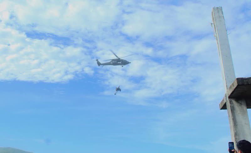 PhilippMonitor's tweet photo. Air Force | #Philippines

A more recent photo from the PAF-PA IOX held in Antique on Oct. 14 shows a Black Hawk conducting an airlift operation in support of Philippine Army artillery units. https://t.co/lWA6CgWtqL