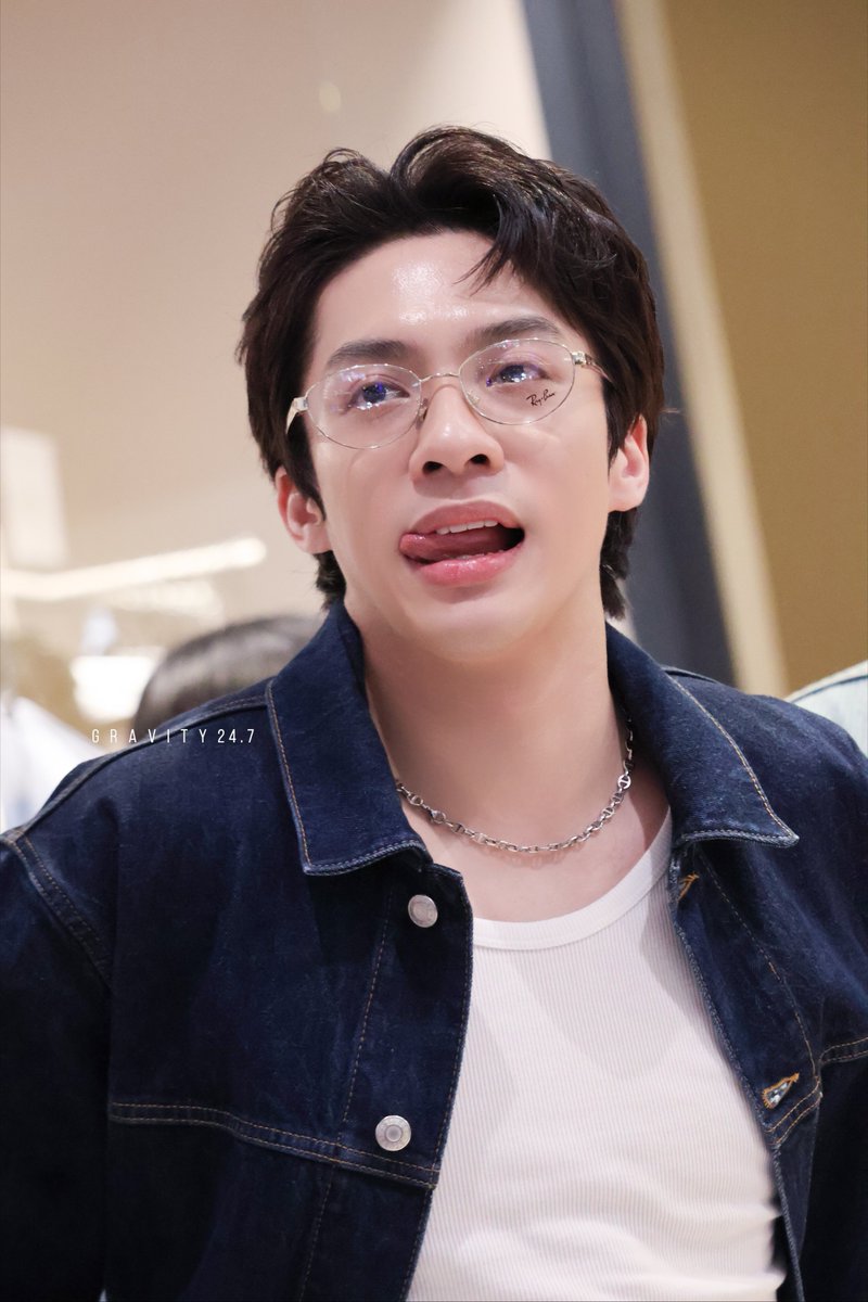gravity24's tweet photo. ก็เท่เกิน 😎 #ZIYEN 
#MelodyOfLife17 

@peeempmp https://t.co/BmlAuzPV9S
