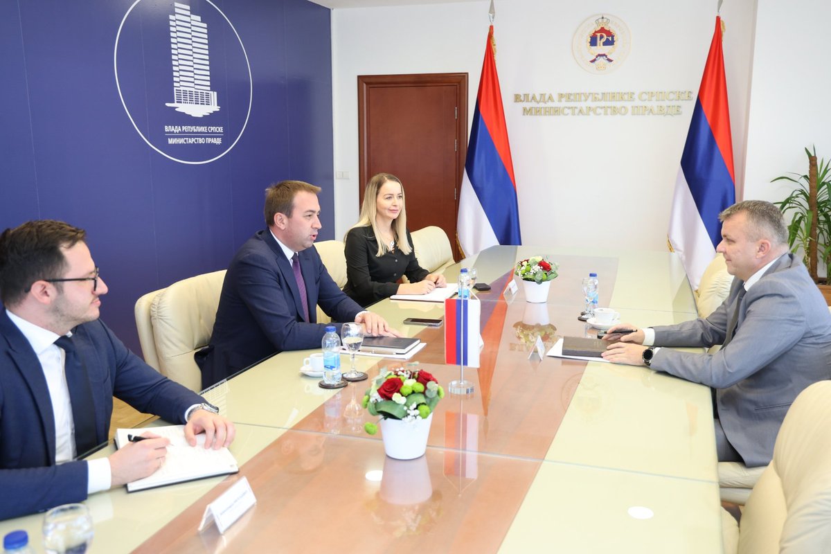 SelakG's tweet photo. Са новоименованим главним окружним јавним тужиоцем Окружног јавног тужилаштва у Бијељини Сашом Петковићем разговарао сам о приоритетима у раду, ефикасности поступања и условима у којима тужиоци и запослени обављају своје одговорне послове.

Грађани очекују да институције реагују благовремено, да истраге буду темељне и да закон важи једнако за све. Одговоран и непристрасан рад тужилаштва има пресудан значај за борбу против криминала и корупције, заштиту оштећених �� повјерење у правосуђе. То повјерење заслужује се законитим поступањем и конкретним резултатима.

Министарство правде ће, у оквиру својих надлежности и расположивих могућн��сти, наставити да подржава јачање кадровских и материјално-техничких капацитета тужилаштава, уз пуно поштовање њихове самосталности. Бољи услови рада треба да буду праћени већом ефикасношћу, професионалном одговорношћу и личним ангажманом.

Господину Петковићу честитао сам именовање и пожелио успјех у обављању дужности, уз увјерење да ће његово искуство и познавање рада ове институције допринијети њеном унапређењу.
