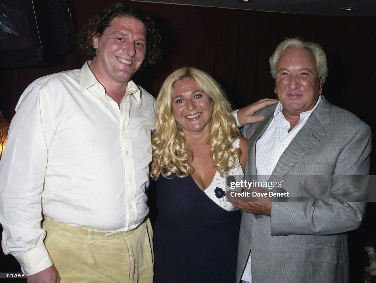 AVERAGEJOE33's tweet photo. Tyson and Paris Fury meet Frank Warren (2002) https://t.co/DPzPXselhr