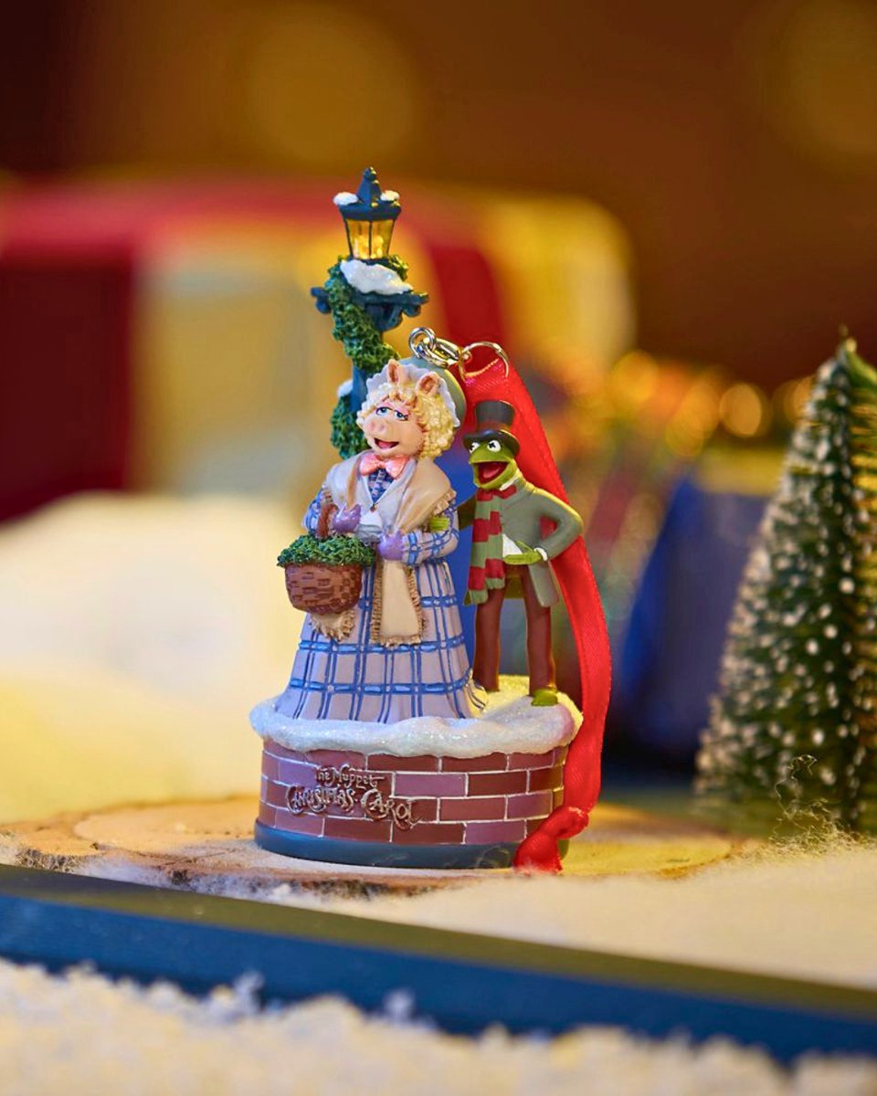 DrewDisneyDude's tweet photo. The Muppet Christmas Carol Collection is now available at Disney Store, featuring:

• Ornament Blind Box
• Loungefly Mini Backpack
• Long Sleeve T-Shirt
• Mini Plush
• Light-Up Sketchbook Ornament
• Customizable T-Shirt https://t.co/YuspNf8ZWS