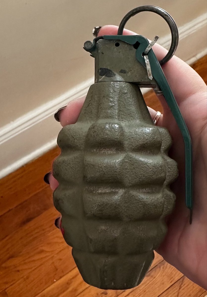 chellabella1994's tweet photo. That bell jar can descend at any moment ladies so make sure you enjoy the simple things in life that make you smile. Today I’m enjoying my grenade ✨☺️ https://t.co/OE2jGC42OD