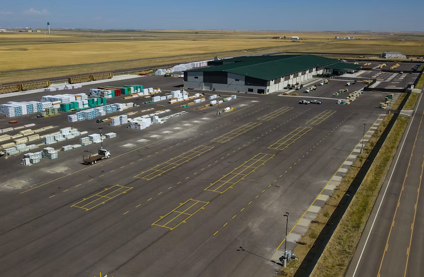 BldrFirstSource's tweet photo. We're proud to celebrate the opening of our new 185,000-square-foot facility in Bennett, CO. 🎉

The new location expands our ability to serve homebuilders across the Colorado Front Range with manufactured components, lumber, and other building materials.
https://t.co/sGEMnWe37v https://t.co/5Yam5d1byk