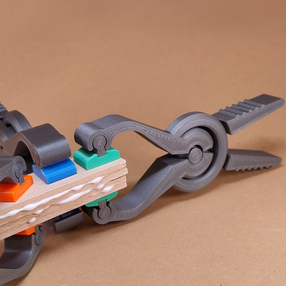 printablescom's tweet photo. Need a reliable way to keep parts firmly in place while gluing or working? 🛠️ The Flexible clamp by Thorin Oakenshield is a universal print-in-place tool for holding, fixing, or securing pieces together. We recommend printing in PETG for better durability. https://t.co/jtM0W4XltC https://t.co/u7GnHSy6lN