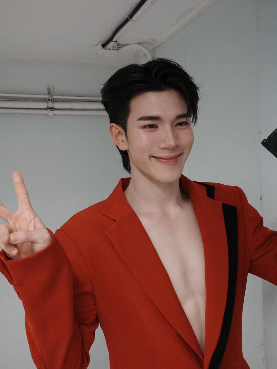nongsiii's tweet photo. you’re so cute today too 🤏🏻🤏🏻

12 YEARS SEPHORA WITH FOURTH 
#SEPHORAxFOURTH
#Fourthnattawat #โฟร์ทณัฐวรรธน์ https://t.co/nUEDHvcyrc