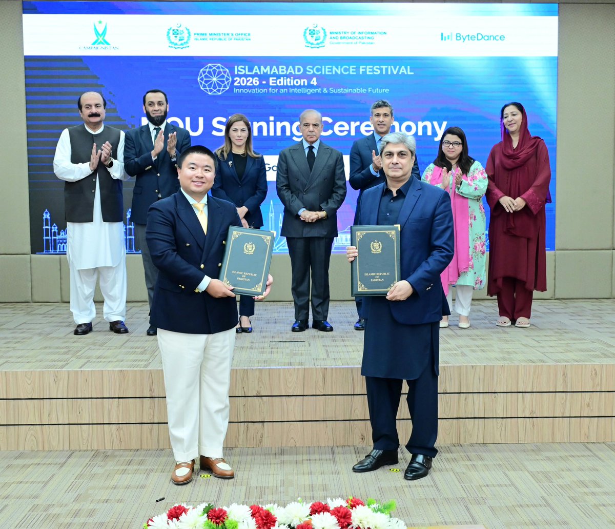 GovtofPakistan's tweet photo. Prime Minister Muhammad Shehbaz Sharif witnesses MOU exchange between Ministry of Education and Federal Training and Gauth AI-based learning Platform. https://t.co/HD3hWDUFnJ