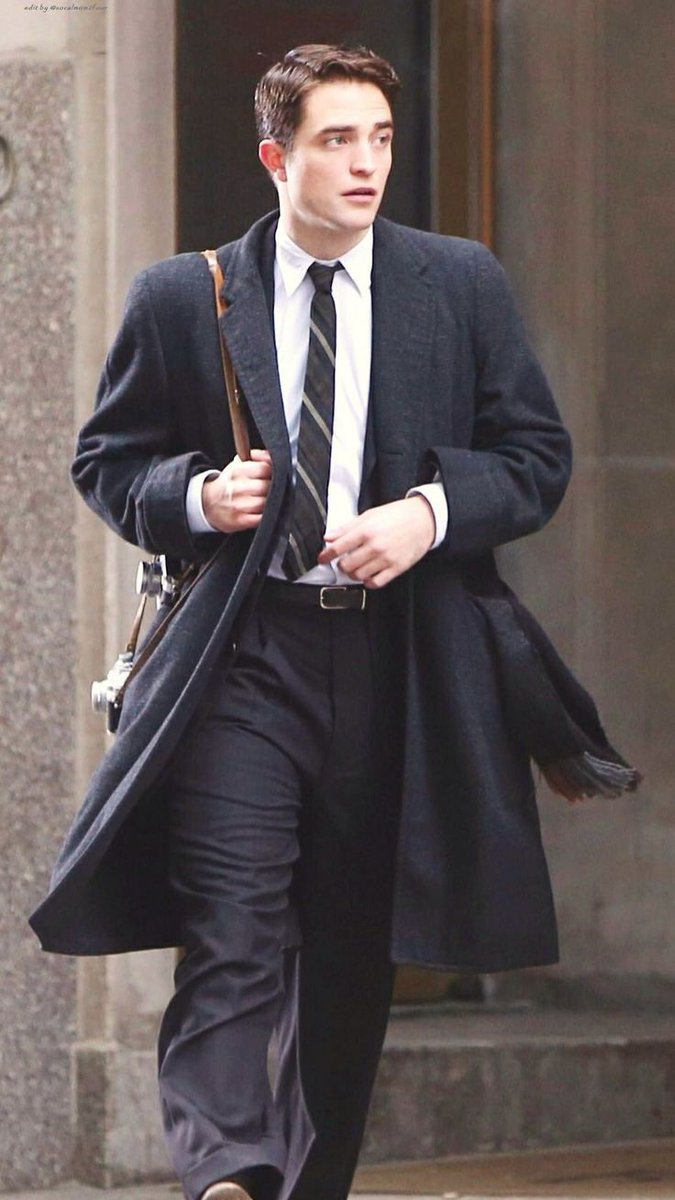 pattinsonactor's tweet photo. i loooove that this is so bruce wayne https://t.co/5EIgLtIuSH