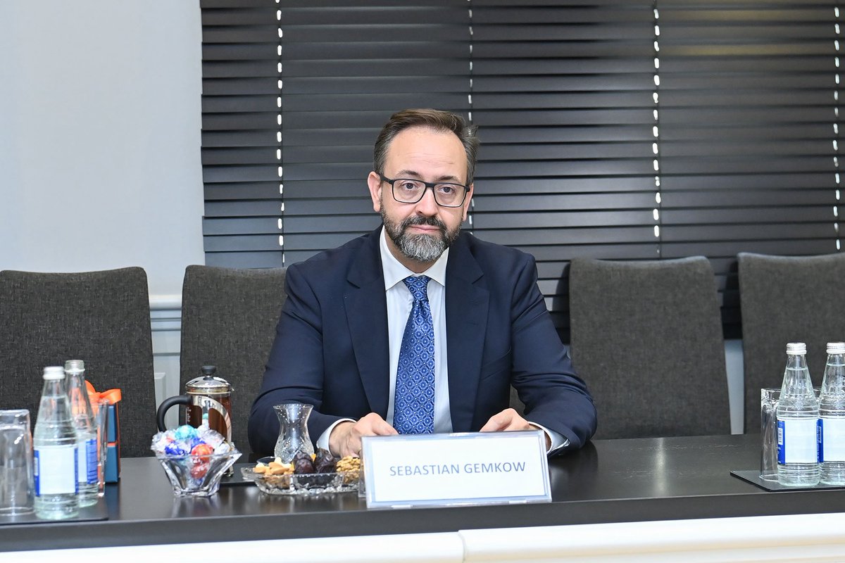 EminAmrullayev's tweet photo. Bu gün Almaniyanın Saksoniya federal torpağının elm naziri Sebastian Qemkovla görüşümüzdə Azərbaycan ilə Almaniya arasında elm və təhsil sahəsində mövcud əməkdaşlıq, eləcə də inkişaf perspektivlərini müzakirə etdik. https://t.co/r3klWKUWuw