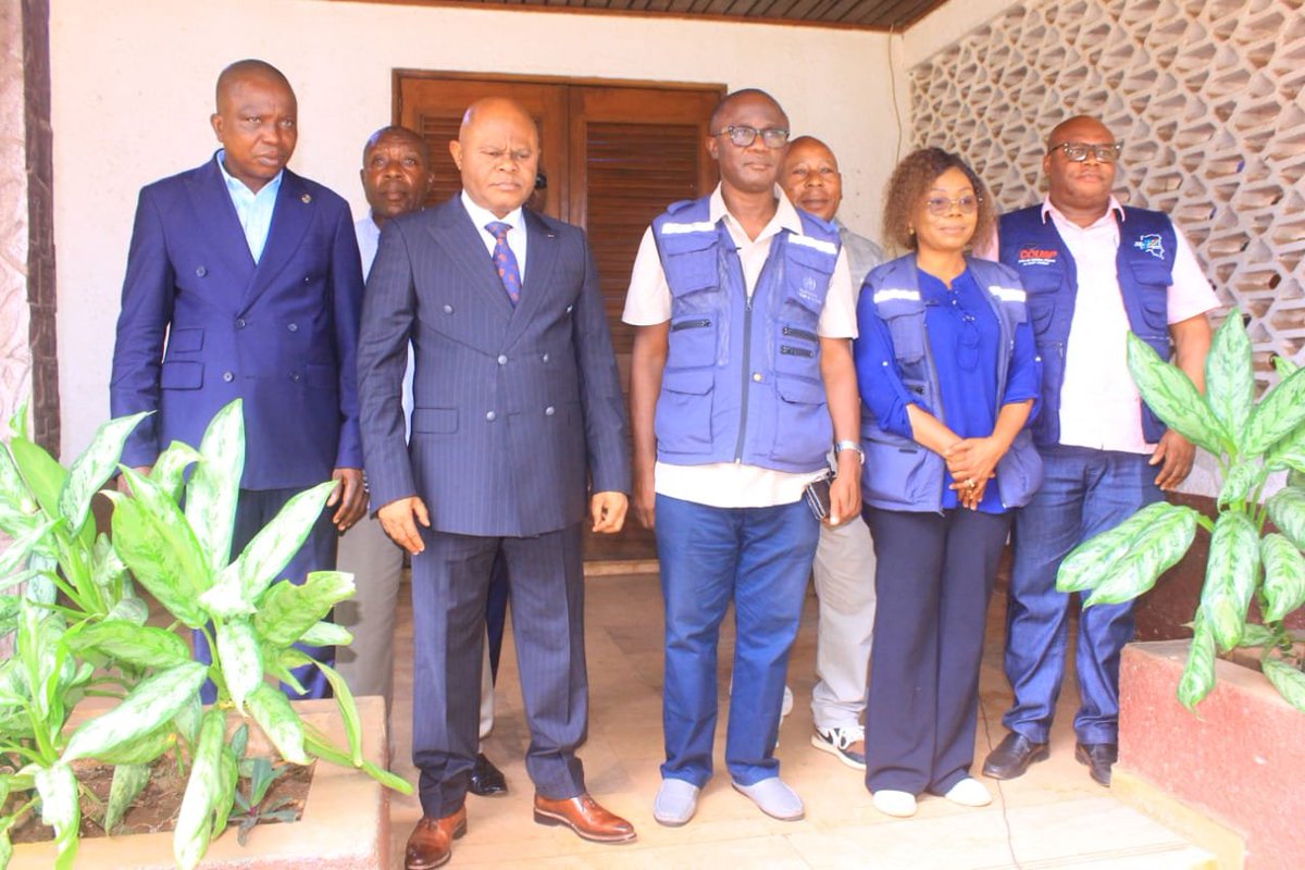 Insprdc's tweet photo. 🇨🇩 #RDC | #INSP #RIPOSTE_EBOLA : #NORD-UBANGI, L’#INSP RENFORCE L’APPUI À LA RIPOSTE !
À la suite de la déclaration de l’épidémie de maladie à virus Ebola (MVE) dans la province du Nord-Ubangi, le Coordonnateur adjoint du Centre des opérations d’urgence de santé publique (COUSP) fait le point sur la situation et réaffirme l’engagement de l’Institut National de Santé Publique (#INSP) à accompagner les autorités sanitaires provinciales.
🔎 Les priorités de la riposte :
▪️ Renforcer la surveillance épidémiologique et la détection précoce des cas ;
▪️ Intensifier la recherche et le suivi des contacts ;
▪️ Consolider la coordination des interventions sanitaires ;
▪️ Renforcer la communication sur les risques et l’engagement communautaire ;
▪️ Promouvoir l’adoption des mesures de prévention au sein des communautés.
🎯 L’objectif : contenir la propagation du virus, protéger les populations et soutenir une réponse sanitaire coordonnée et efficace.
Face à Ebola, la vigilance de tous et la mobilisation collective sont essentielles !
#SantéPublique #Ebola #COUSP
@Presidence_RDC @PrimatureRDC @MinSanteRDC @AfricaCDC @OMSRDCONGO @UNICEFDRC @fhi360 @MSFcongo @SANRU_asbl @MwambaKazadiOff