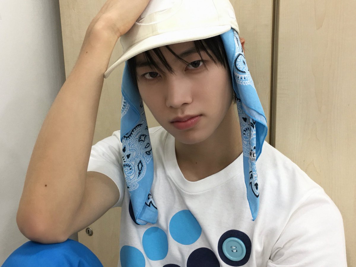 hyeoncentric's tweet photo. He really never does the pose I did I am sorry guys😞

#IDID_SELCADAY #ididselcaday #isd #withidselcaday #withid #wsd https://t.co/UqMNxeDI0y