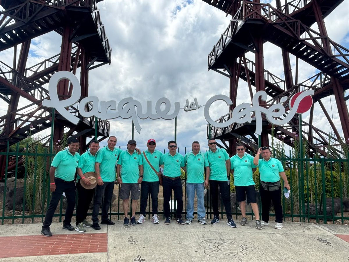 CSFFMM's tweet photo. 📷📷📷Así vivimos el encuentro  del Curso 53 del Ejército Nacional de Colombia en nuestra Sede Vacacional Paraíso Cafetero. 
📷📷📷Gracias al Curso 53 por hacernos partícipes de estos reencuentros memorables.
.
#bienestarysalud #AmoMiCirculoVivoMiCirculo #suboficiales https://t.co/w5lTrOxkBn