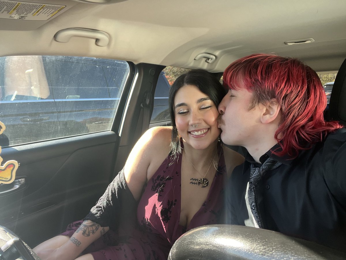 spacegrlbri's tweet photo. we so cute who wants to go on a date w us https://t.co/HNO12ccIZf