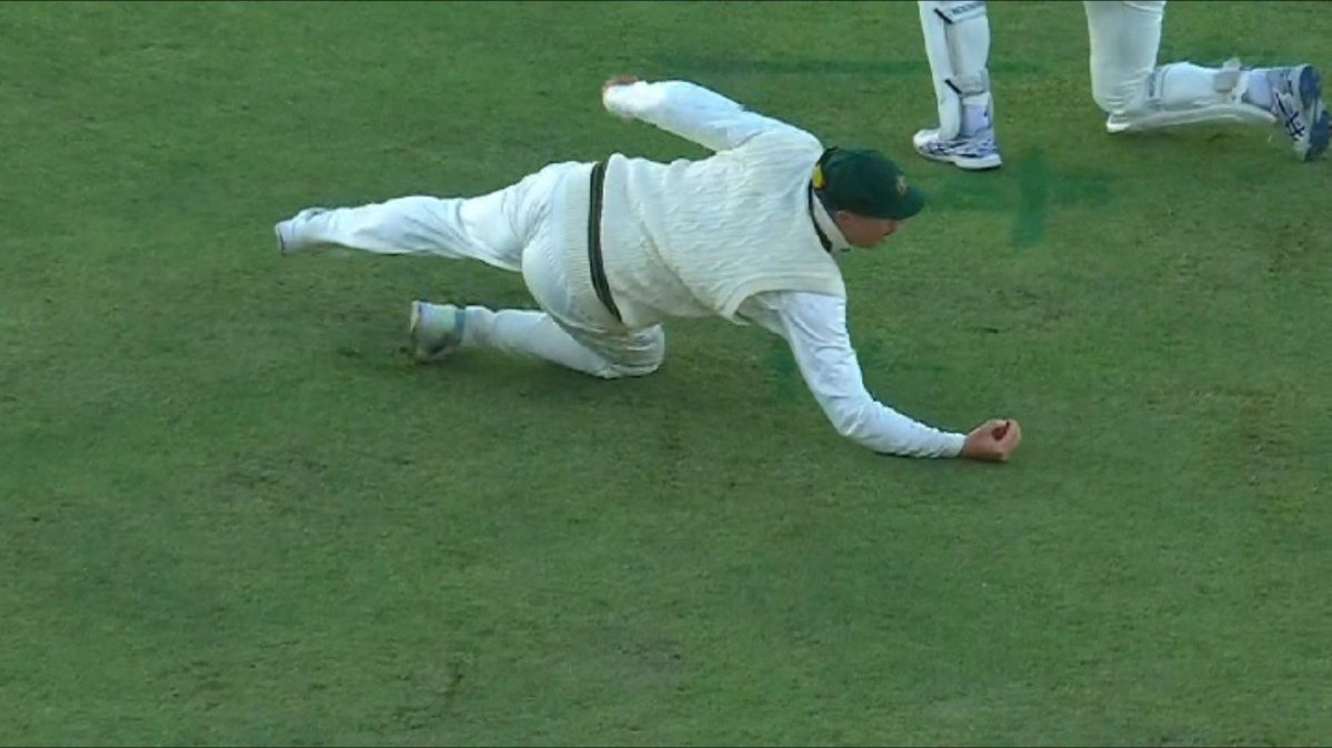 imYaman_18's tweet photo. WHAT A UNBELIEVABLE CATCH BY MATT RENSHAW 🤯 https://t.co/zF7st9eYT9