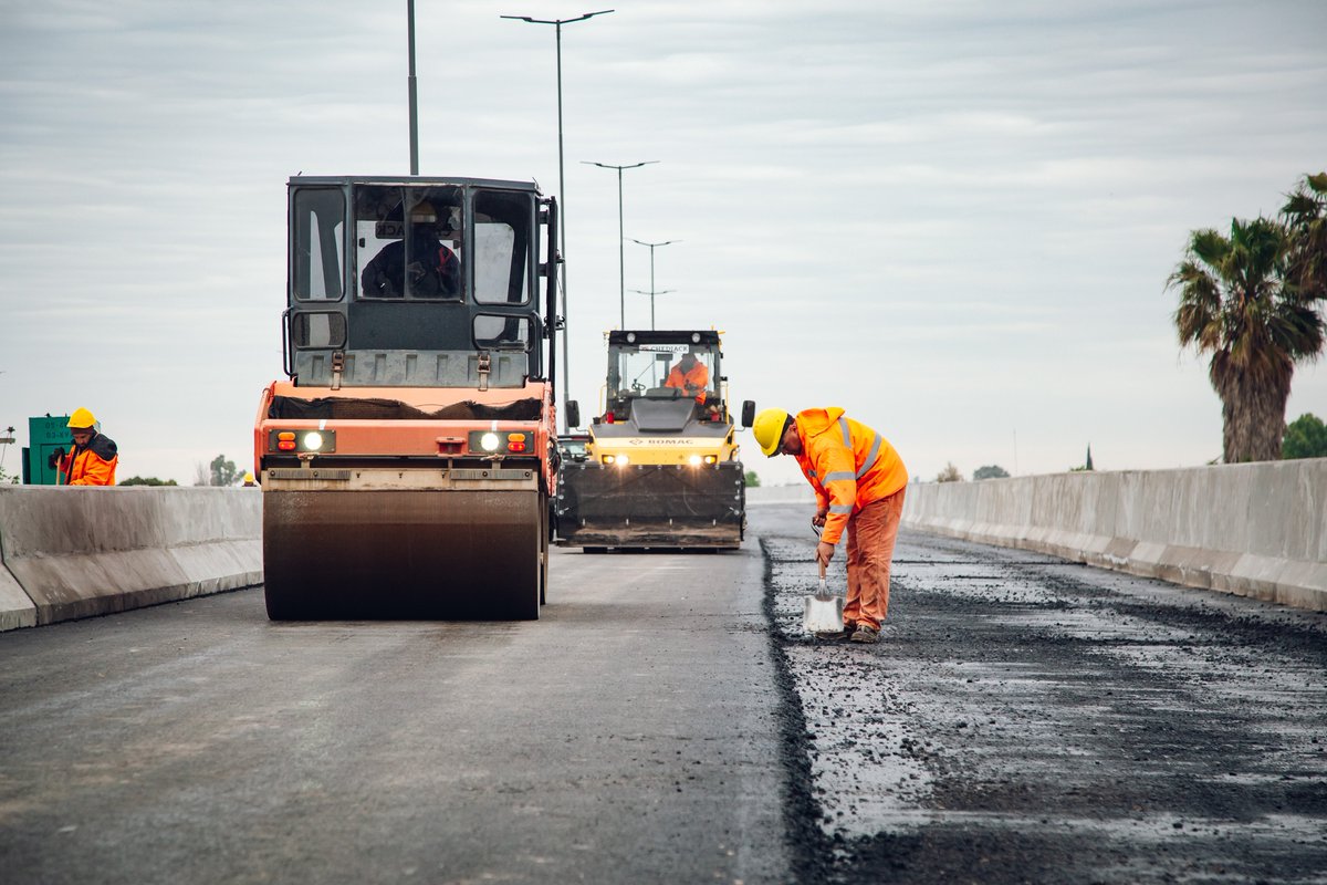 miguelsiciliano's tweet photo. YA ESTAMOS ASFALTANDO EL ALTONIVEL DE LA VÉLEZ SÁRSFIELD

Junto a @MartinLlaryora y @PasseriniOk recorrimos la obra del altonivel de la avendia Vélez Sársfield, donde ya se están ejecutando las tareas de pavimentación. A veces no se dimensiona la magnitud de estas obras pero, por ejemplo, para este asfaltado se utilizan aproximadamente 1.400 toneladas de mezcla.

Con más de 600 metros de longitud, el viaducto permitirá mejorar el tránsito en toda la zona sur de la ciudad, brindando más seguridad vial y agilizando los tiempos de los vecinos. Seguimos trabajando para que el progreso en Córdoba no se detenga.

#HacerParaCrecer #Córdoba
