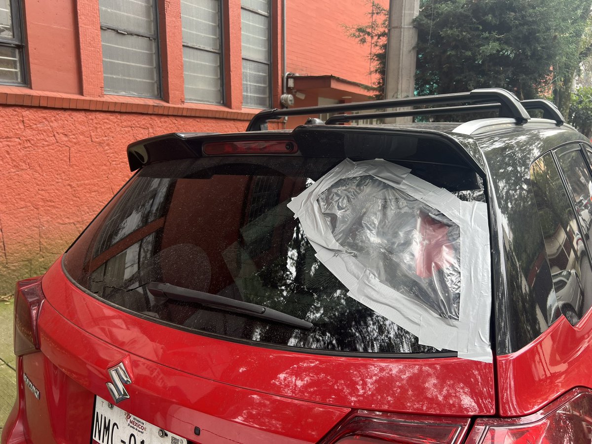 ElKantilPH's tweet photo. Los Camiones de @BJAlcaldia a cargo de @LuisMendozaBJ aparte de manejar con puertas abiertas y arriesgar a #Transeúntes dañan mi auto y se dan a la fuga háganse responsables y páguenme los daños https://t.co/jantwsxiIz